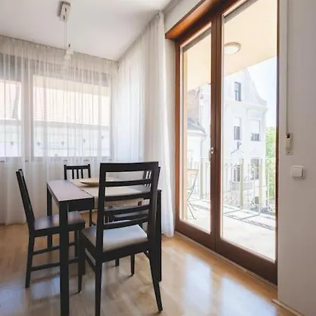 Bright Downtown Balcony Retreat *