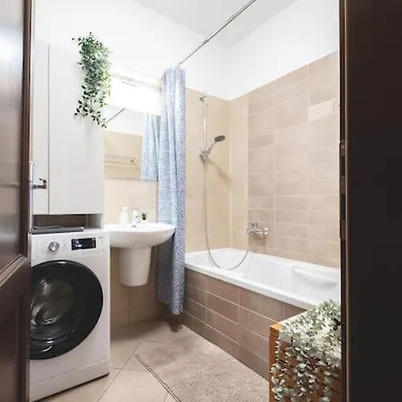 Apartment Bright Downtown Balcony Retreat