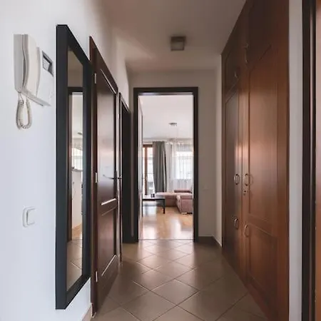 Bright Downtown Balcony Retreat *