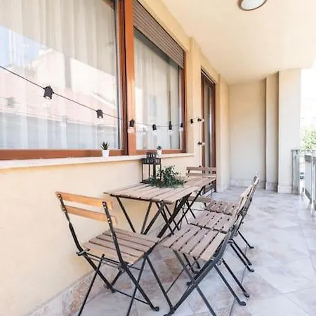 Bright Downtown Balcony Retreat Budapest