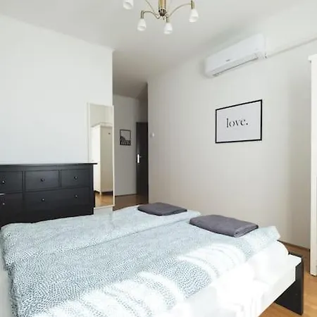 Bright Downtown Balcony Retreat * Budapest