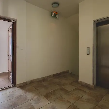 Bright Downtown Balcony Retreat