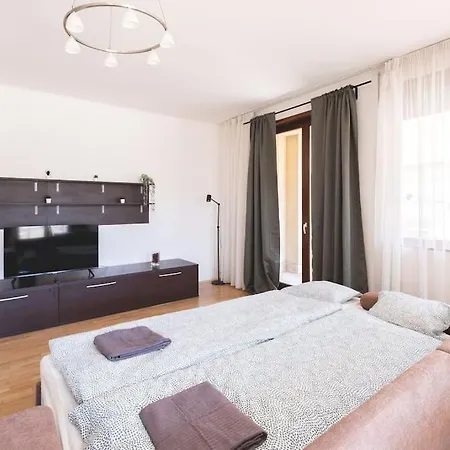 Bright Downtown Balcony Retreat Lägenhet Budapest