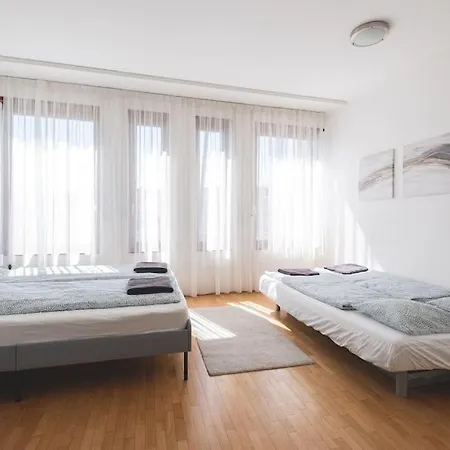 Bright Downtown Balcony Retreat *