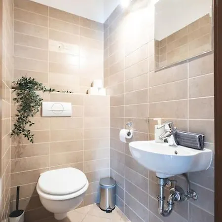 Apartment Bright Downtown Balcony Retreat *