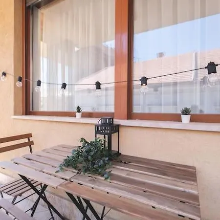 Bright Downtown Balcony Retreat Lägenhet Budapest