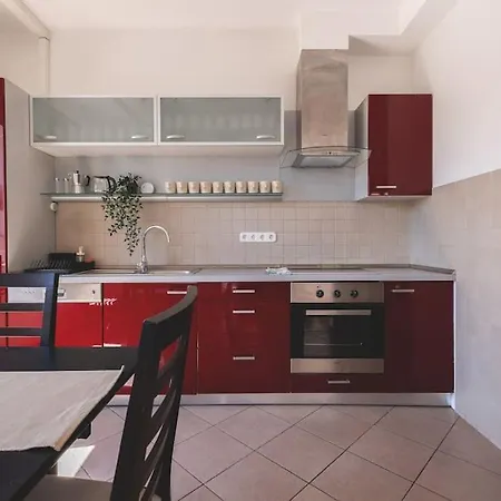 Bright Downtown Balcony Retreat Apartment