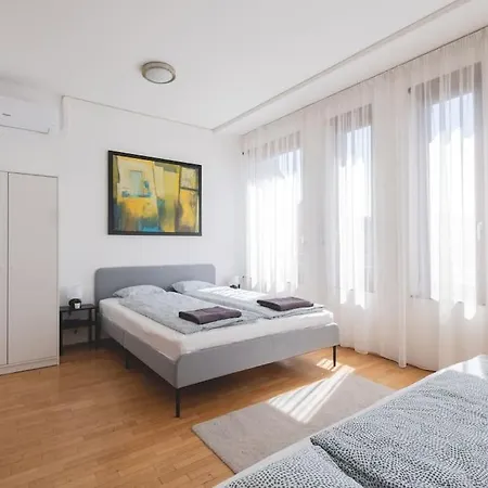 Apartment Bright Downtown Balcony Retreat