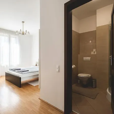 Apartment Bright Downtown Balcony Retreat