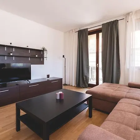 Bright Downtown Balcony Retreat Apartment