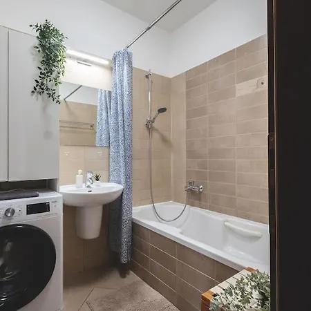 Apartment Bright Downtown Balcony Retreat *