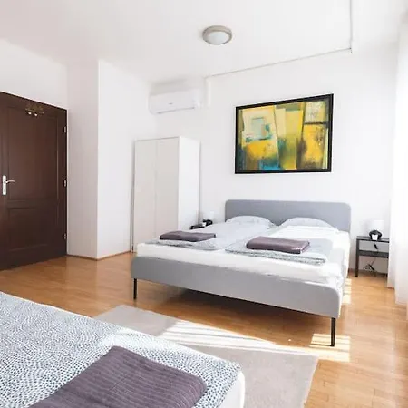 Apartment Bright Downtown Balcony Retreat Budapest