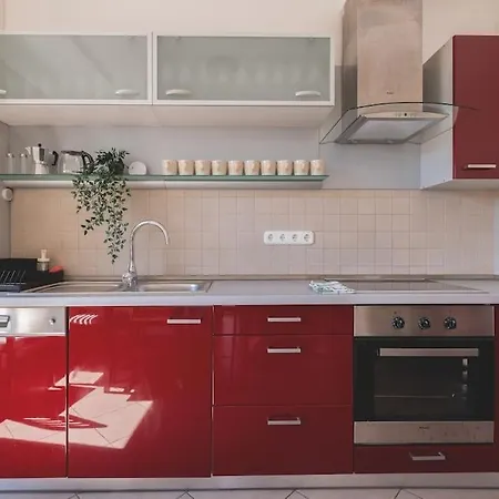 Bright Downtown Balcony Retreat *