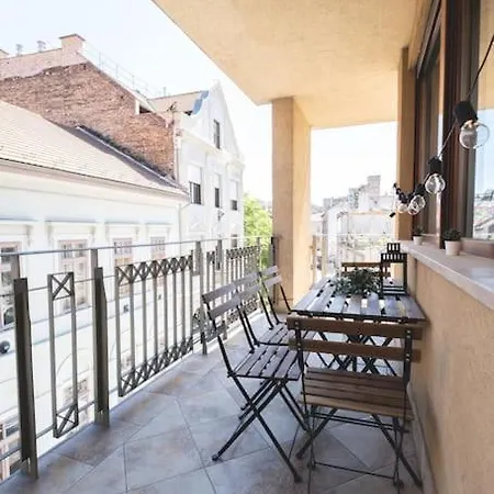 Bright Downtown Balcony Retreat Budapest