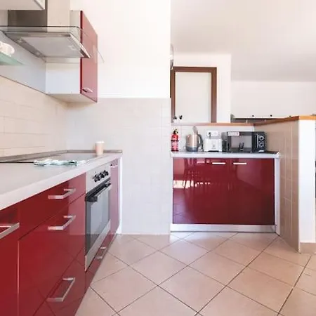 Bright Downtown Balcony Retreat