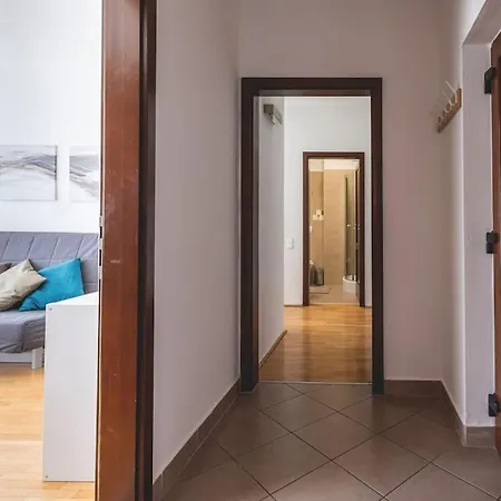 Bright Downtown Balcony Retreat Apartment