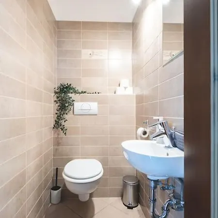 Apartment Bright Downtown Balcony Retreat