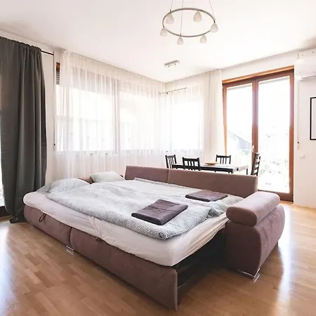 Apartment Bright Downtown Balcony Retreat *