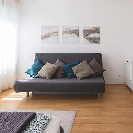 Bright Downtown Balcony Retreat