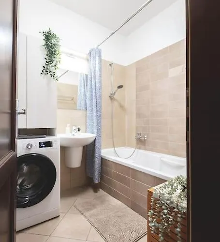 דירה Bright Downtown Balcony Retreat