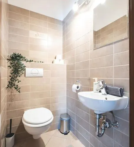 Apartament Bright Downtown Balcony Retreat *