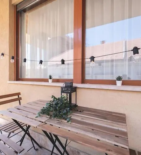 Bright Downtown Balcony Retreat דירה בודפשט