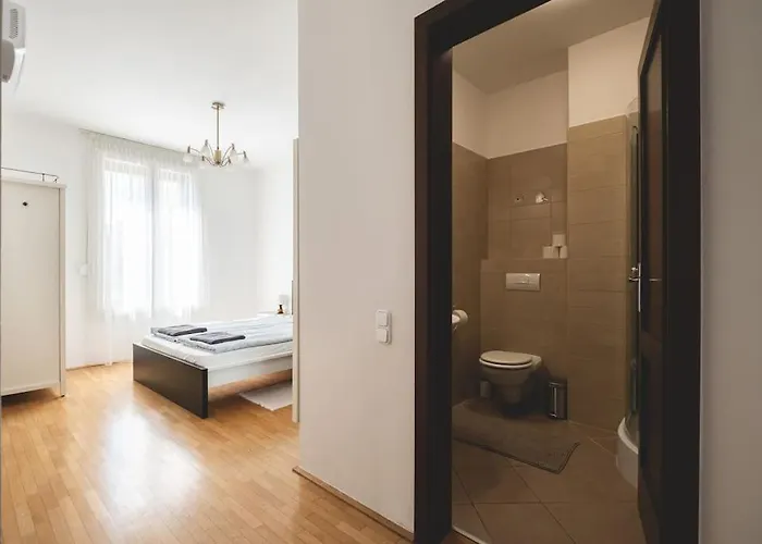 Apartament Bright Downtown Balcony Retreat