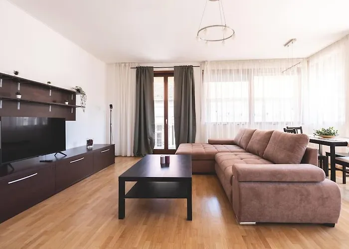 Bright Downtown Balcony Retreat * בודפשט