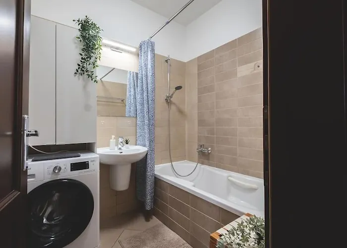 דירה Bright Downtown Balcony Retreat *