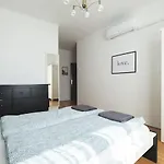 Bright Downtown Balcony Retreat * 布达佩斯