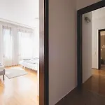 Bright Downtown Balcony Retreat 公寓 *