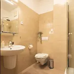Bright Downtown Balcony Retreat * 布达佩斯