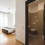公寓 Bright Downtown Balcony Retreat