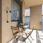 Bright Downtown Balcony Retreat 公寓 *