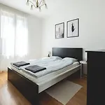 Bright Downtown Balcony Retreat 公寓 布达佩斯