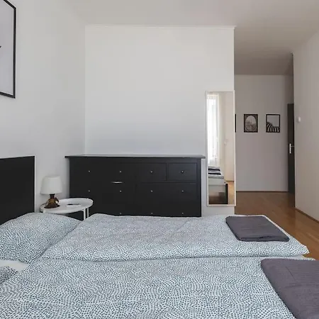 Bright Downtown Balcony Retreat *