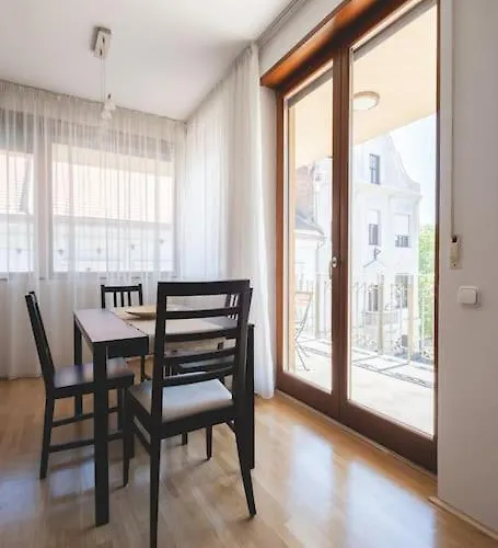 Bright Downtown Balcony Retreat *