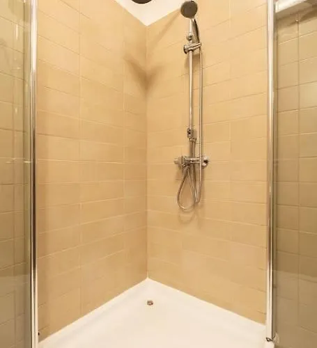 شقة Bright Downtown Balcony Retreat بودابست