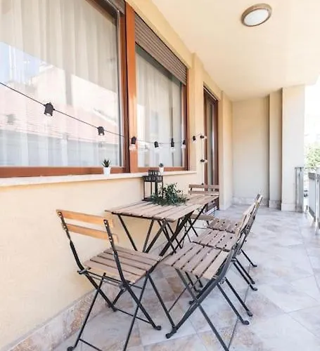 Bright Downtown Balcony Retreat بودابست