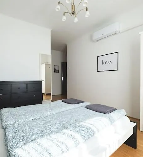 Bright Downtown Balcony Retreat * بودابست