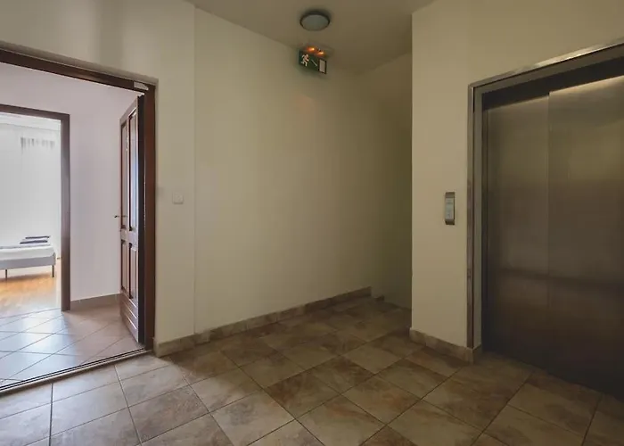 Bright Downtown Balcony Retreat