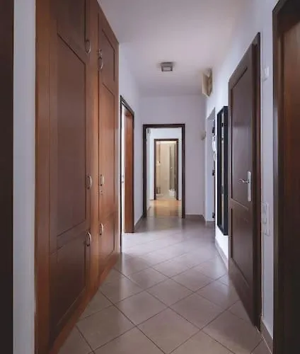 Bright Downtown Balcony Retreat * بودابست