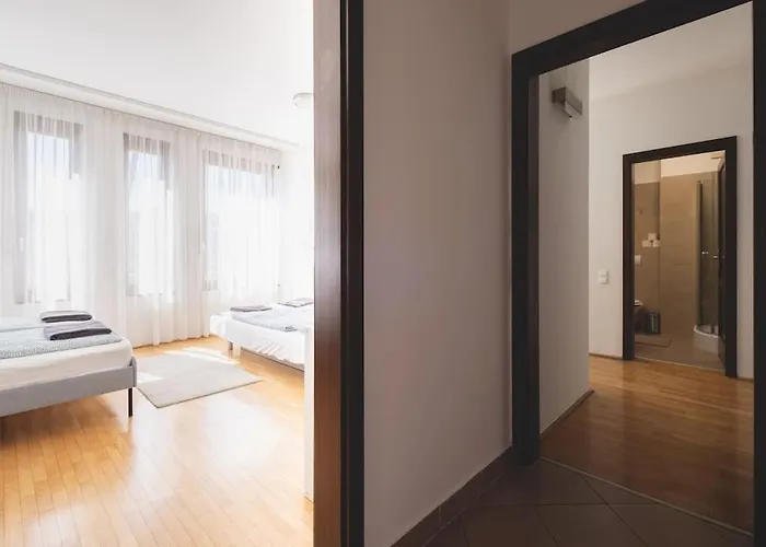 Bright Downtown Balcony Retreat شقة *