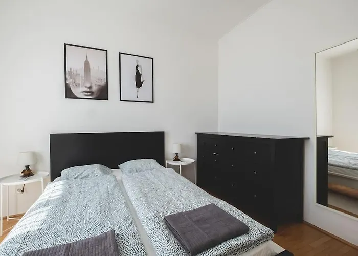 شقة Bright Downtown Balcony Retreat بودابست