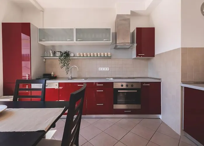 Bright Downtown Balcony Retreat شقة