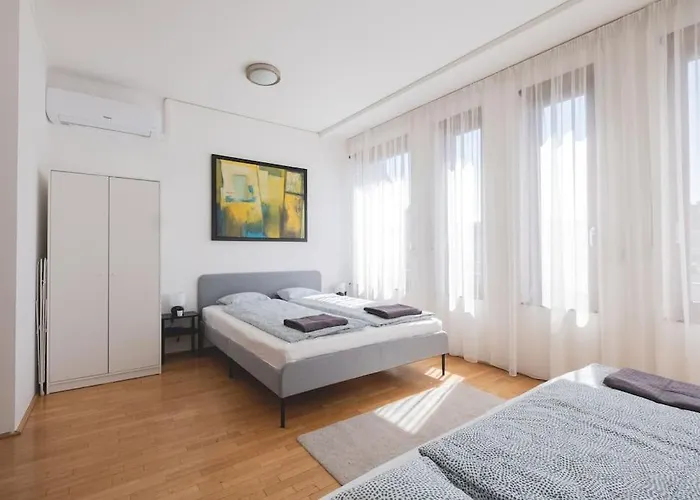 Διαμέρισμα Bright Downtown Balcony Retreat