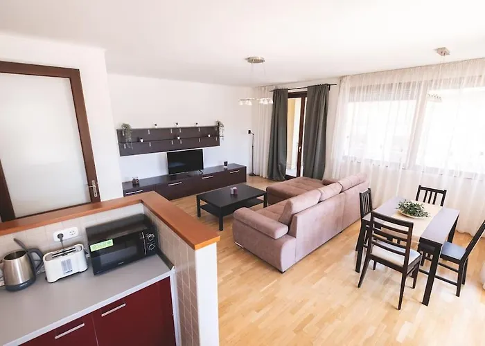 Bright Downtown Balcony Retreat شقة