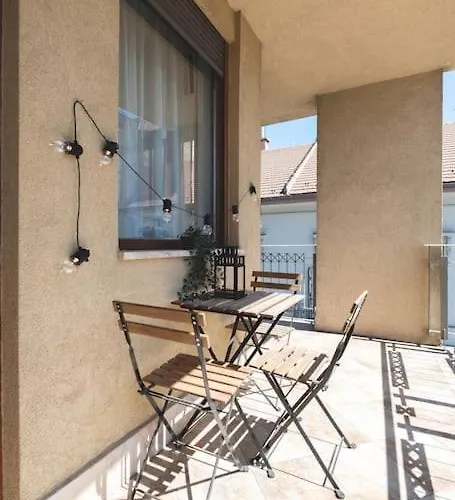 Bright Downtown Balcony Retreat Διαμέρισμα *