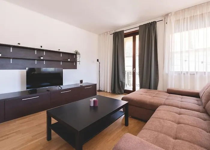 Bright Downtown Balcony Retreat شقة