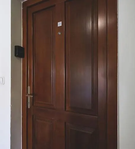 شقة Bright Downtown Balcony Retreat